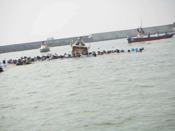 お神輿海中で