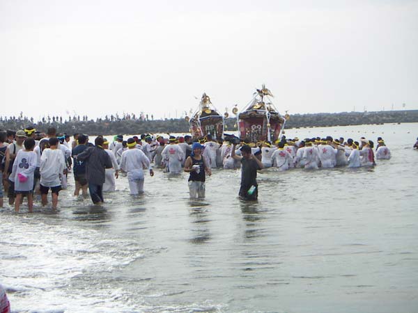 海深く向かうお神輿