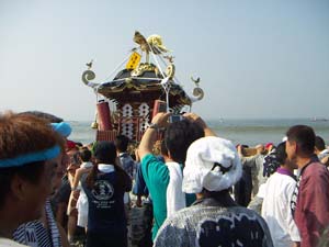 お神輿海中へ