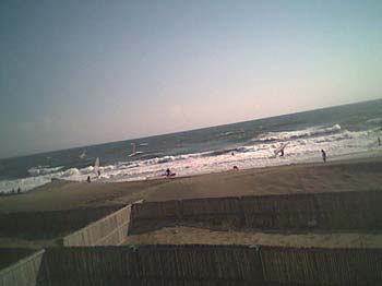 真昼で強風の海